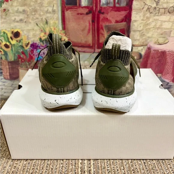 Authentic Oakley Men's Green and Brown Knit Sneakers